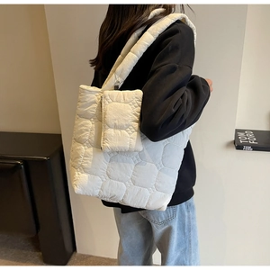 Vue arrière d'un grand sac cabas matelassé blanc avec sa mini pochette assortie