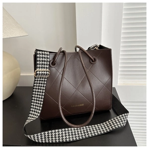 Dettaglio borsa tote in pelle PU caffè con trama trapuntata e tracolla pied-de-poule