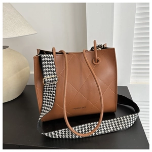 Borsa tote marrone trapuntata con scritta e tracolla larga a motivo pied de poule