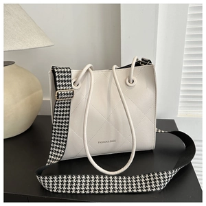 Dettaglio borsa shopper trapuntata bianca con tracolla pied de poule e logo stampato