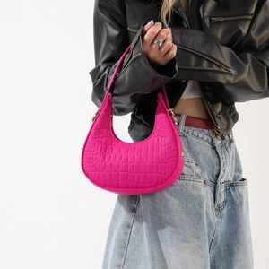 Sac hobo rose fuchsia avec motif crocodile embossé et design minimaliste élégant