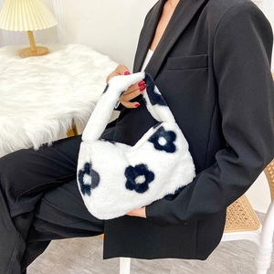 Sac à main en peluche blanche avec motif floral noir pour mode hivernale femme