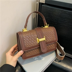 Sac à Épaule en Cuir PU Tissé pour Femmes Sac Bandoulière Carré Rétro Avec Boucle Métallique Et Large Bandoulière