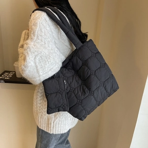 Elegante borsa tote trapuntata nera da donna con ampio scomparto e design a spalla