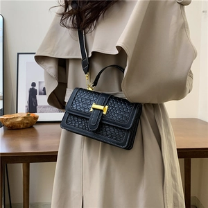 Sac bandoulière noir tissé minimaliste avec boucle en H et bandoulière rayée