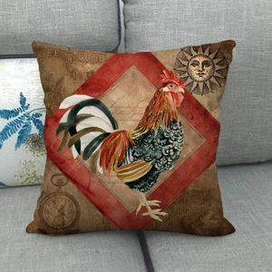 Fodera per cuscino in lino vintage con gallo e orologio su un divano grigio