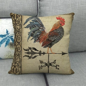 Cuscino vintage in lino con gallo su divano grigio e design rustico di banderuola