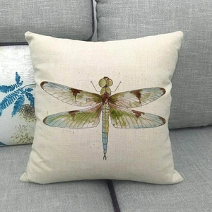 Detail eines Libellen-Aquarelldrucks auf quadratischem Leinenkissen auf grauem Sofa