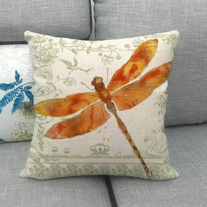 Detailaufnahme eines Kissenbezugs mit Libellen- und Blumenmuster auf einem Sofa