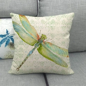 Leinen-Kissenhülle mit Libellen-Druck auf grauem Sofa für die Dekoration