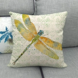 Makro-Detail von Leinen-Kissenbezug mit Aquarell-Libellen-Druck auf grauem Sofa