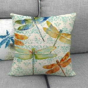Detailaufnahme Kissenbezug mit Libellenmuster auf grauem Sofa für Heimdekoration