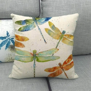 Detailaufnahme des Kissenbezugs aus Leinen mit Libellenmuster auf grauem Sofa