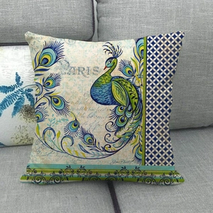 Housse de coussin carrée en lin style vintage avec paon et Paris sur canapé gris