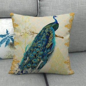 Détail de la housse de coussin en lin avec paon coloré et motifs damassés dorés