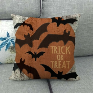 Dettaglio del copricuscino in lino per Halloween con pipistrelli e scritte a tema