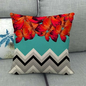 Détail de housse de coussin en lin avec imprimé papillon sarcelle et motif de chevrons