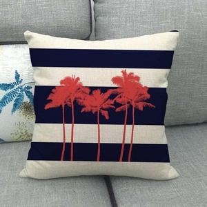 Détail de la housse de coussin en lin à rayures bleues et silhouette de palmier rouge