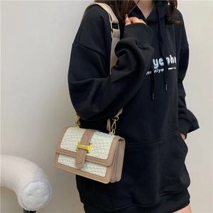 Sac bandoulière tissé beige minimaliste avec large sangle et fermoir doré