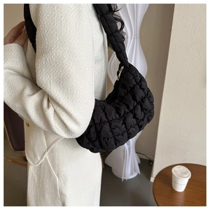 Détail du sac hobo nuage noir matelassé avec texture ondulée et fermeture éclair