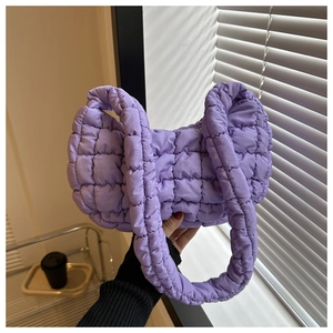 Détail du sac bandoulière en nylon matelassé violet avec texture bouffante et large anse