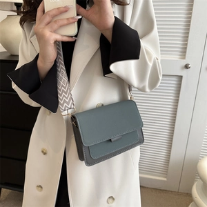 Piccola borsa a tracolla blu Morandi con tracolla larga geometrica per uno stile moderno