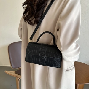 Piccola borsa a tracolla nera con trama a coccodrillo e hardware dorato raffinato