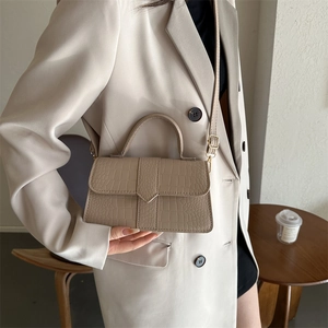 Borsa a mano minimalista beige con trama a coccodrillo, manico e tracolla