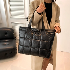 Minimalist black quilted tote bag with a lightweight design for daily autumn and winter use