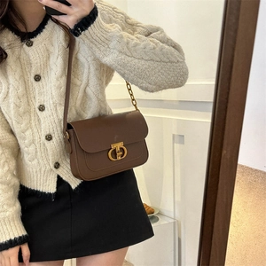 Sac à bandoulière carré en cuir marron avec boucle en métal doré en mode selfie