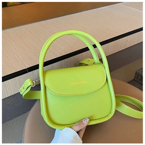 Détail du sac bandoulière en cuir vert néon avec inscription dorée Fashion & Bag