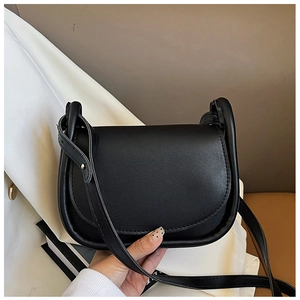 Détail du sac de selle noir minimaliste en cuir synthétique avec bandoulière réglable