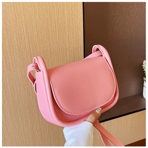 Détail d'un sac besace rose en cuir PU lisse avec des coutures de précision