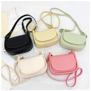 Vue à plat de petits sacs bandoulière en noir, jaune, vert, crème et rose