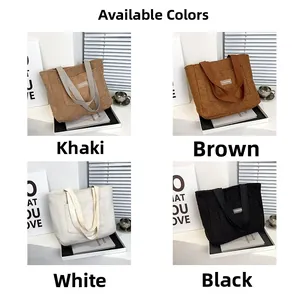 Quattro colori di borse tote in peluche tra cui kaki, marrone, bianco sporco e nero