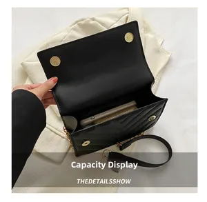 Aperçu de la capacité du sac à bandoulière noir matelassé avec téléphone et portefeuille