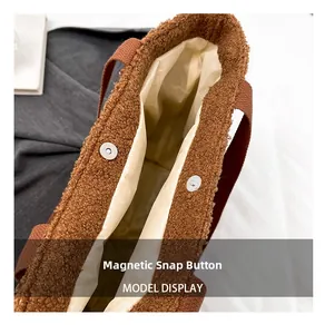 Dettaglio della borsa tote in pile orsetto marrone con doppie chiusure magnetiche sicure