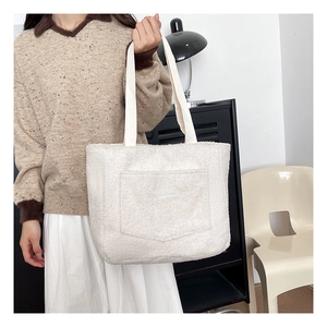 Dettaglio della borsa shopper bianca in pile con scritta FASHION e tessuto morbido