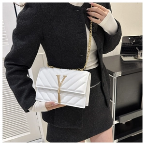 Vue détaillée du sac bandoulière matelassé blanc avec chaîne dorée et gland décoratif