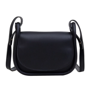 Sacoche selle minimaliste en similicuir noir avec boucle dorée et finition mate lisse
