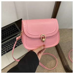 Détail du sac à bandoulière rose avec fermoir doré rotatif et coutures raffinées