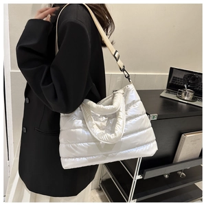 Détail du grand sac cabas blanc matelassé avec bandoulière réglable sur le mannequin