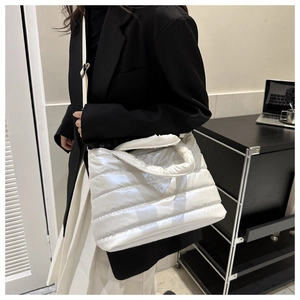 Gros plan du sac fourre-tout matelassé blanc avec texture bouffante et bandoulière