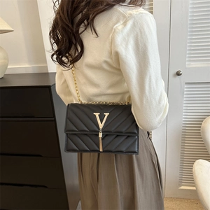 Sac bandoulière matelassé noir chic avec logo V doré et bandoulière en chaîne