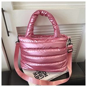 Détail du sac cabas matelassé rose avec fini métallisé et bandoulière amovible