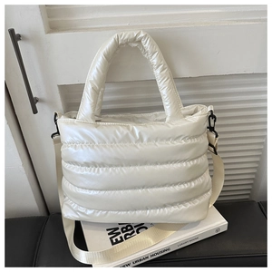 Détail du sac fourre-tout en nylon blanc rembourré avec bandoulière réglable