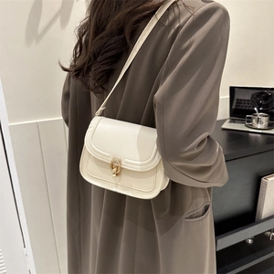 Sac à bandoulière beige chic avec fermoir anneau doré pour le quotidien des femmes