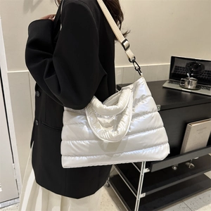 Grand sac cabas matelassé blanc pour femme avec bandoulière réglable chic