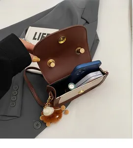 Vue détaillée de l'intérieur spacieux d'une sacoche rétro en cuir marron et tissu