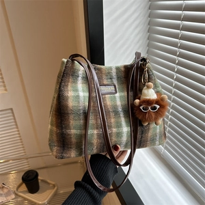 Bolso Tote De Lana A Cuadros Vintage Para Mujer Bolso De Hombro De Gran Capacidad Con Lindo Colgante De Peluche